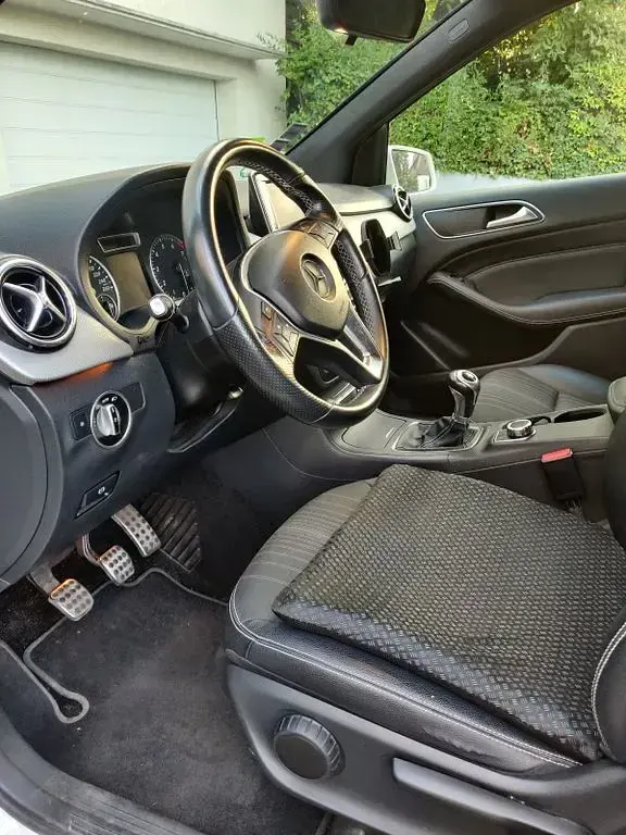 Gebraucht Mercedes B180 122 PS (89 kW) 2014 Weiß Kleinwagen