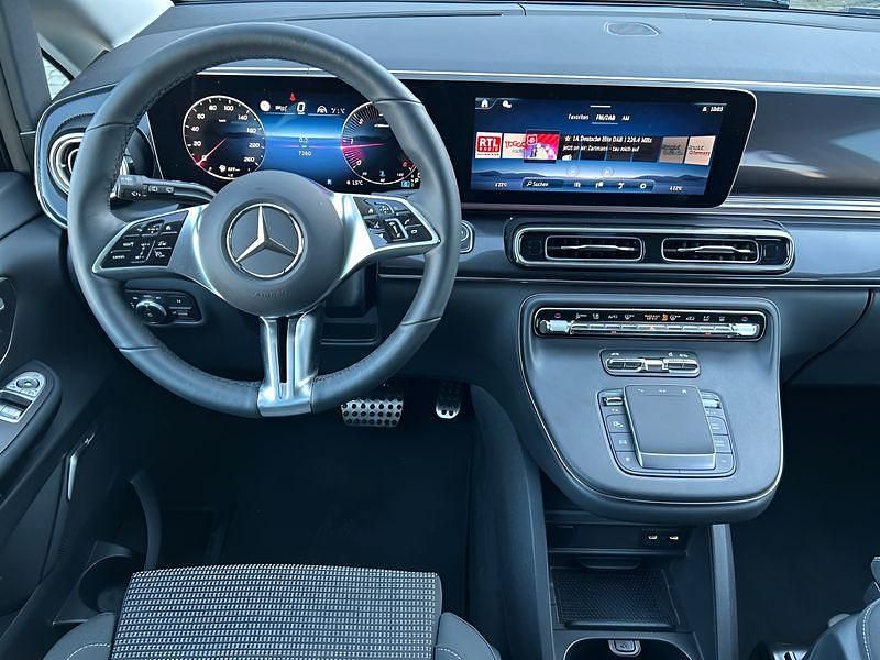 Gebraucht Mercedes V300 237 PS (174 kW) 2025 Silber Van / Kleinbus