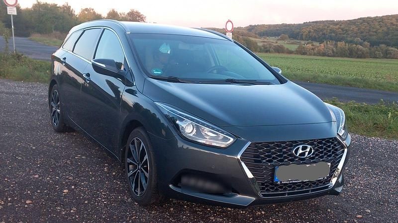 Grau Gebraucht 2019 Hyundai i40 Space Kombi | 13.500 € (Fairer Preis) - Bild 1/4