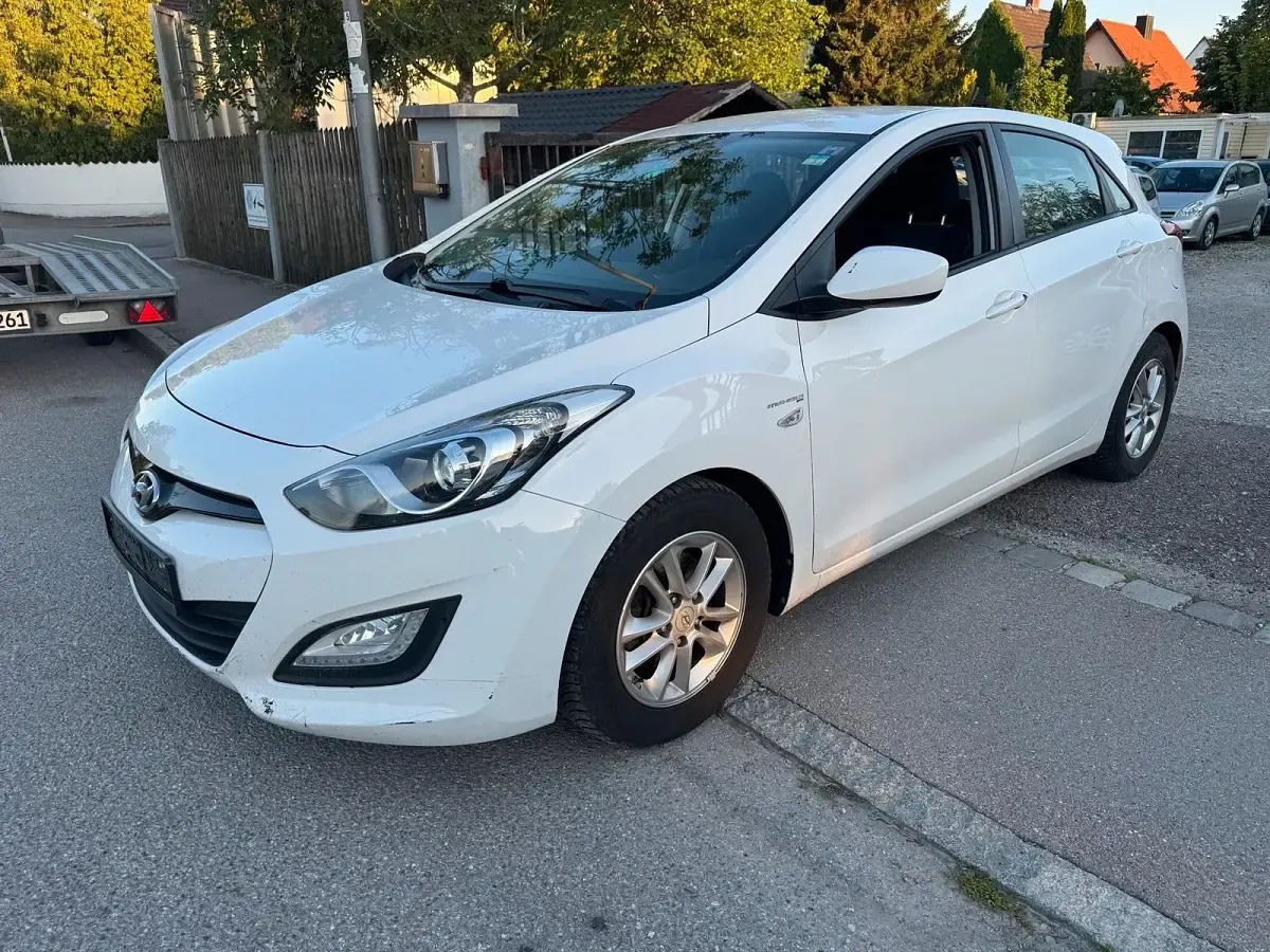 Gebraucht Hyundai i30 110 PS (80 kW) 2014 Weiß Limousine