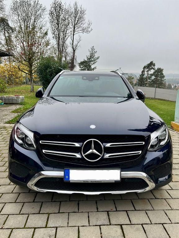 Blau Gebraucht 2016 Mercedes GLC250 SUV | 26.900 € (Fairer Preis) - Bild 1/4