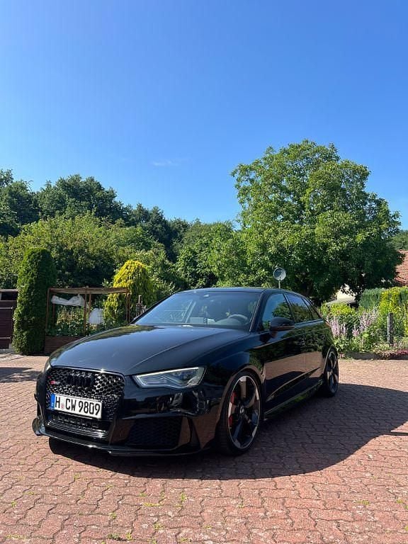 Schwarz Gebraucht 2016 Audi RS3 Design Kleinwagen | 36.500 € (Fairer Preis) - Bild 1/4