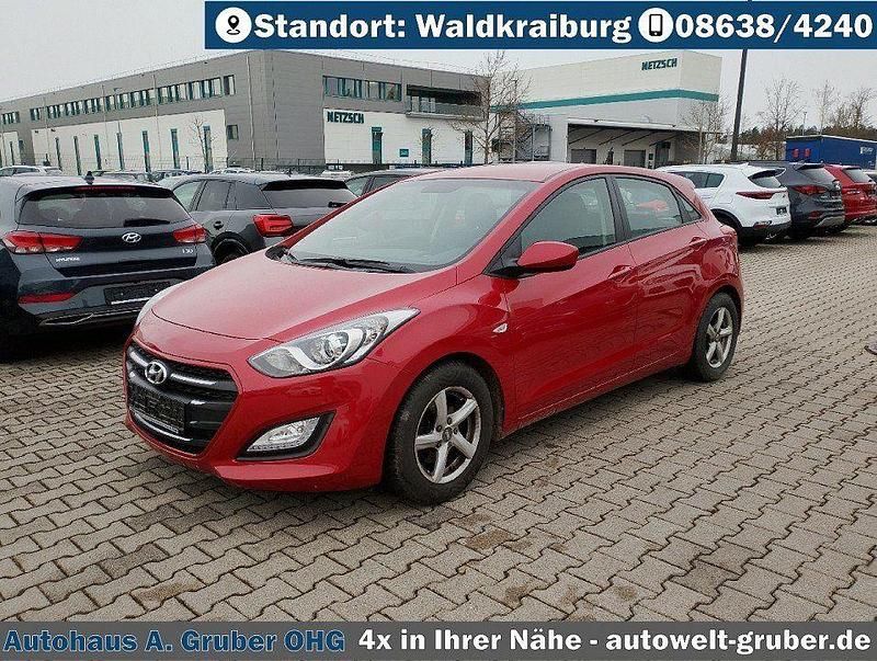 Gebraucht Hyundai i30 101 PS (74 kW) 2016 Ultimate red (metallic) Limousine
