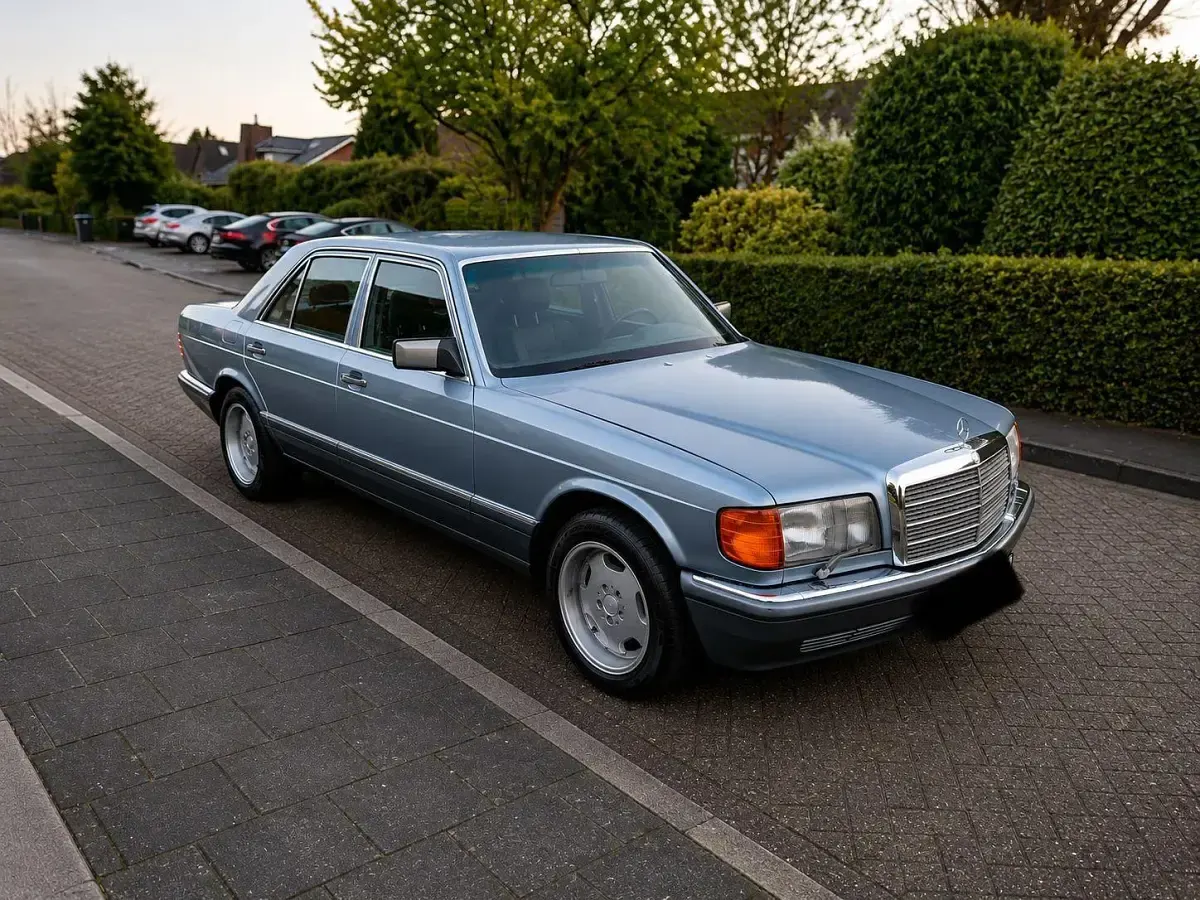 Używany Mercedes E300 180 KM (132 kW) 1990 Niebieski Sedan/Limuzyna