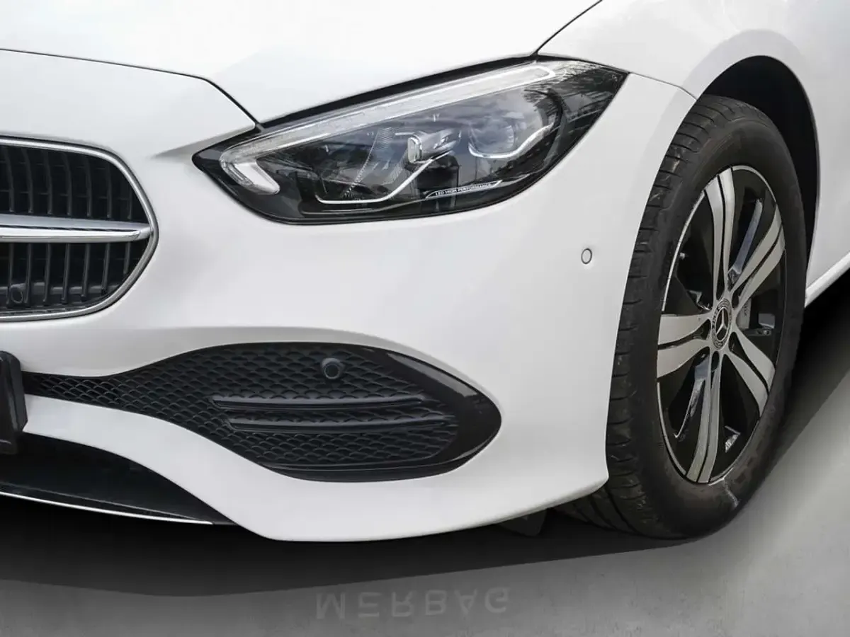 Gebraucht Mercedes C300e Avantgarde 204 PS (150 kW) 2024 Polarweiß Kombi