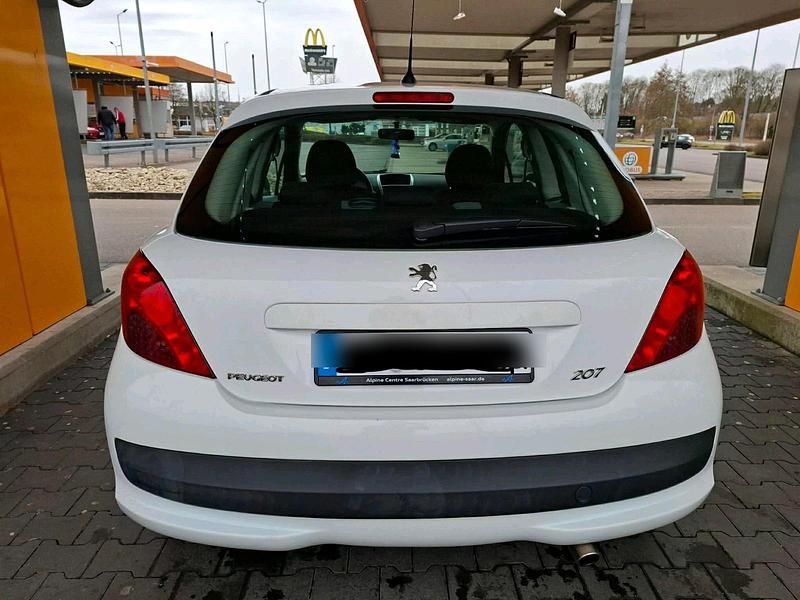 Gebraucht Peugeot 207 Urban Move 95 PS (69 kW) 2009 Weiß Kleinwagen