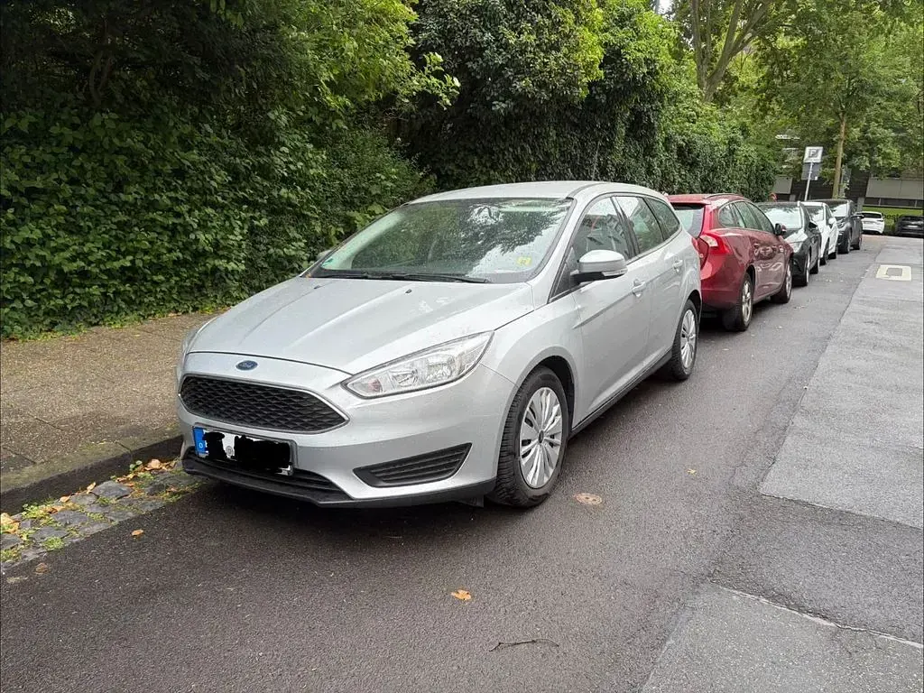 Gebraucht Ford Focus Trend 101 PS (74 kW) 2017 Silber Limousine