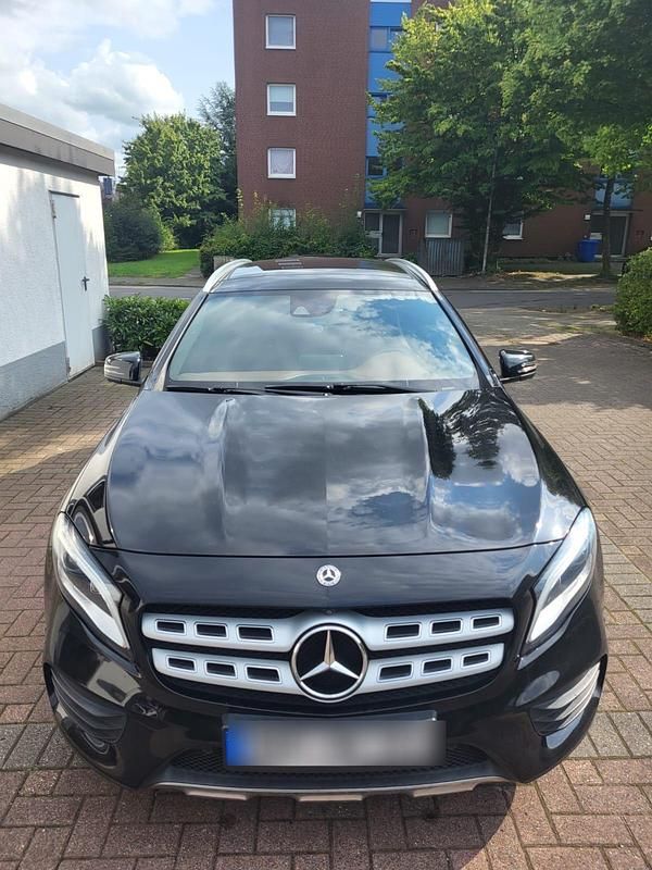 Schwarz Gebraucht 2017 Mercedes GLA250 AMG line SUV | 21.300 € (Fairer Preis) - Bild 1/4