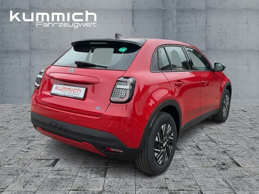 Neu Fiat 600E Red 114 kW (156 PS) 2026 Weiß Limousine