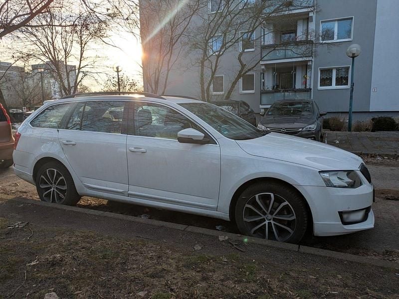 Gebraucht Skoda Octavia Ambition 150 PS (110 kW) 2016 Weiß Kleinwagen