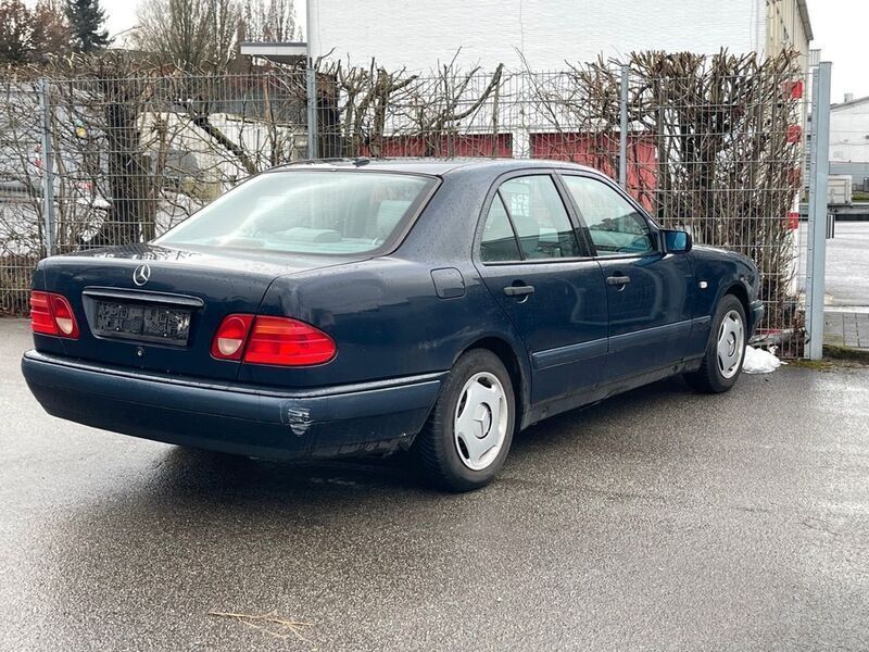 Gebraucht Mercedes E240 Classic 170 PS (125 kW) 1999 Blau Limousine