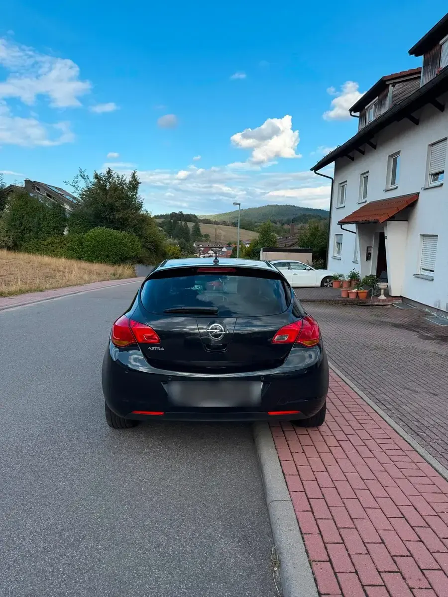 Gebraucht Opel Astra 105 PS (77 kW) 2011 Schwarz Limousine