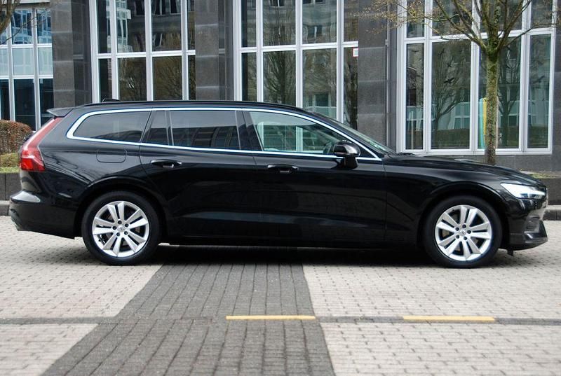 Gebraucht Volvo V60 Core 197 PS (144 kW) 2022 Schwarz Kombi