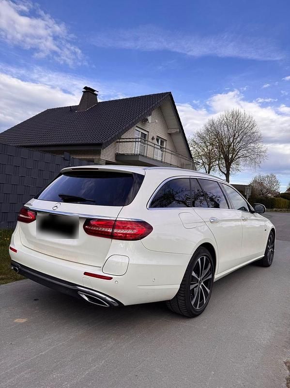 Gebraucht Mercedes E300 306 PS (225 kW) 2020 Weiß Limousine