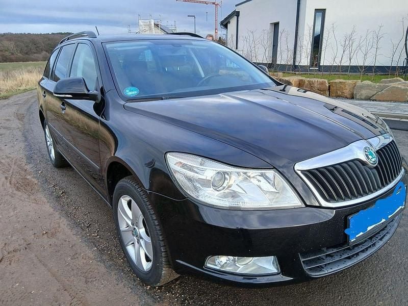Schwarz Gebraucht 2013 Skoda Octavia Ambition Kombi | 9.500 € (Guter Preis) - Bild 1/4