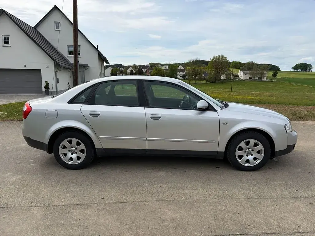 Używany Audi A4 131 KM (96 kW) 2002 Srebrny Sedan/Limuzyna
