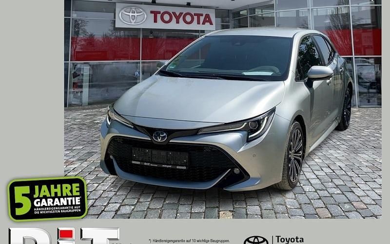 Precious silver Gebraucht 2023 Toyota Corolla Team Limousine | 24.490 € (Fairer Preis) - Bild 1/4