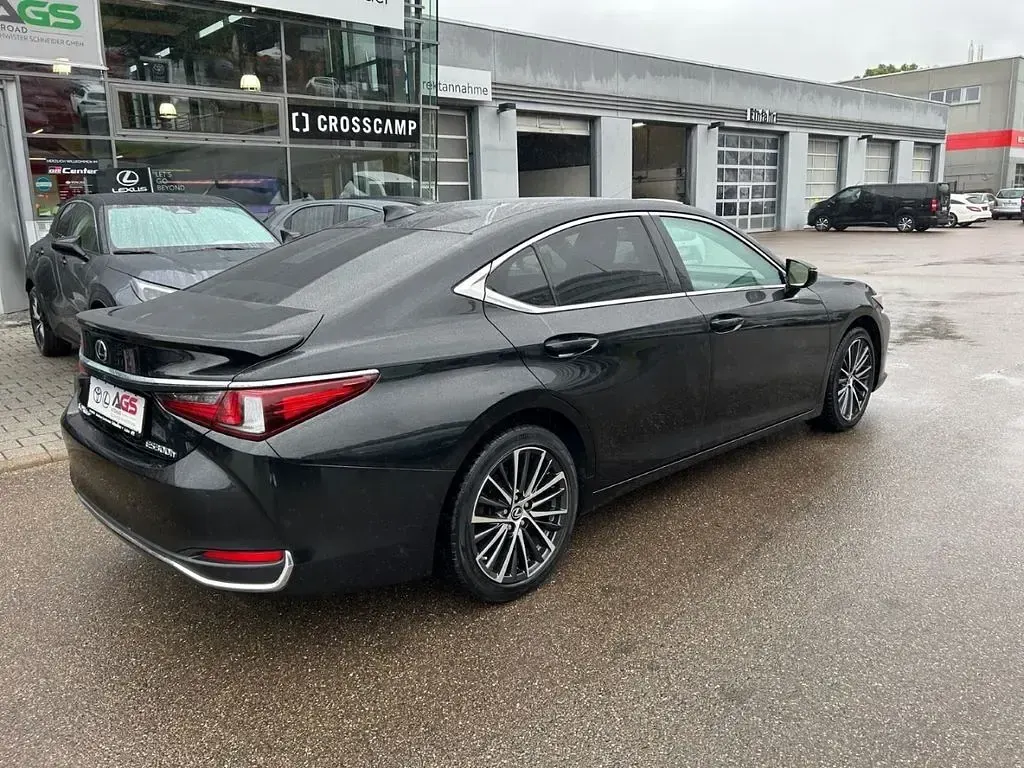 Gebraucht Lexus ES300H Business Edition 218 PS (160 kW) 2023 Graphite black Limousine