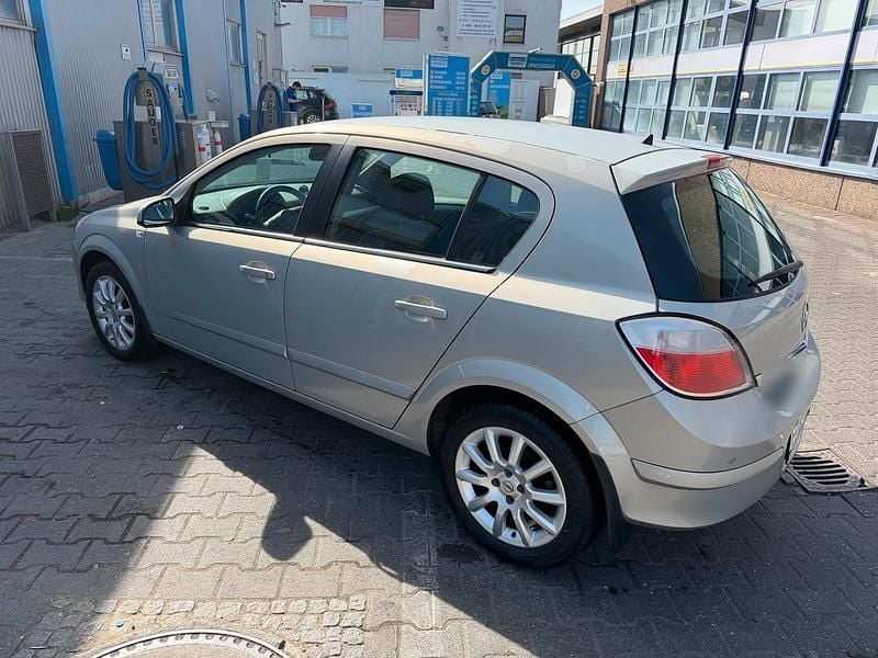 Second-hand Opel Astra 105 CP (77 kW) 2006 Argintiu Coupe