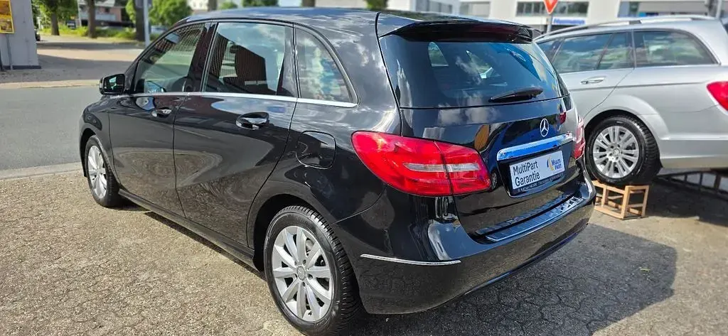Gebraucht Mercedes B180 122 PS (89 kW) 2012 Schwarz Kleinwagen