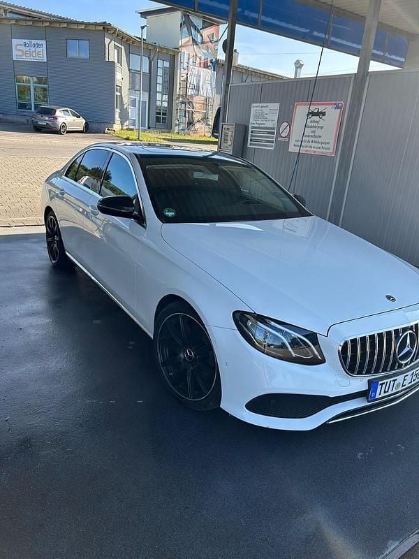 Weiß Gebraucht 2018 Mercedes E220 Limousine | 26.500 € (Guter Preis) - Bild 1/4
