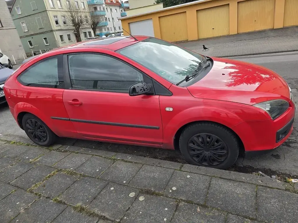 Gebraucht Ford Focus Trend 101 PS (74 kW) 2005 Rot Limousine