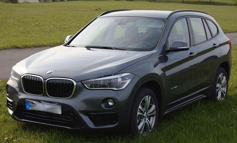 Grau Gebraucht 2017 BMW X1 Sport Line SUV | 18.500 € (Superpreis) - Bild 1/4