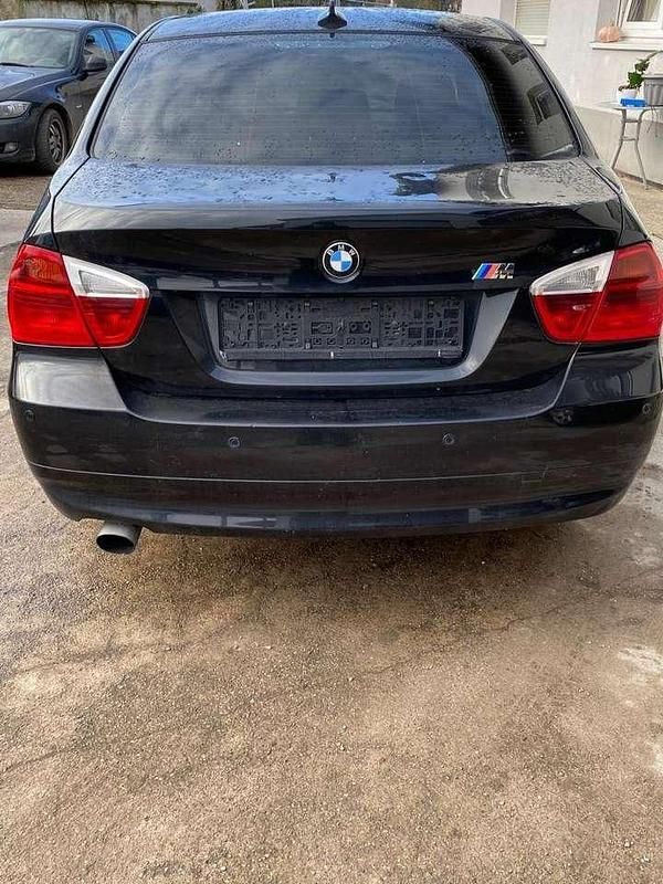 Gebraucht BMW 320 150 PS (110 kW) 2005 Black sapphire metallic Limousine