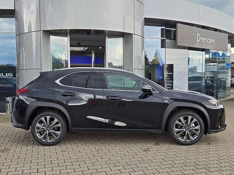 Neu Lexus UX 300h Sport Design Packet 199 PS (146 kW) 2025 Graphitschwarz metallic SUV