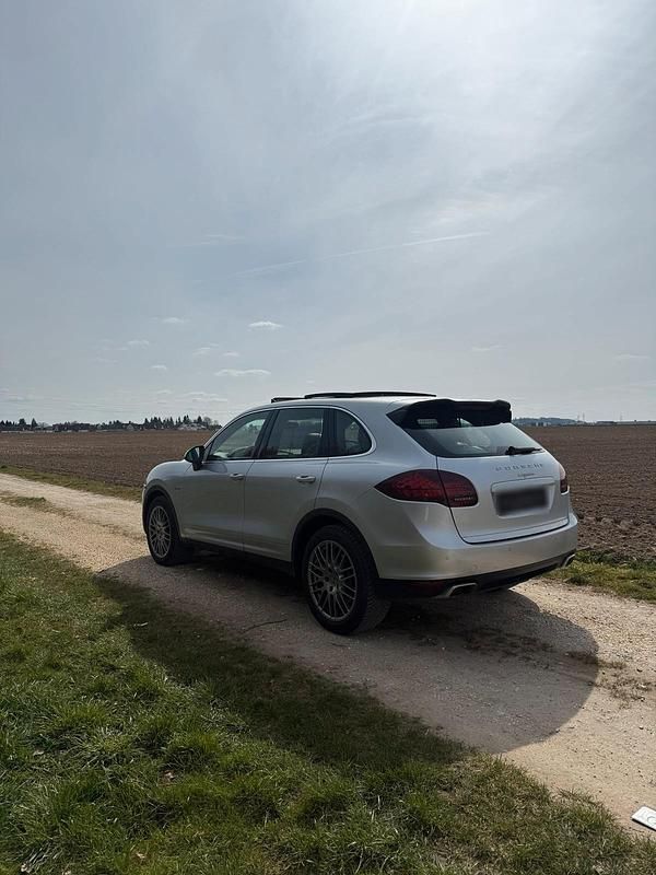 Second-hand Porsche Cayenne 245 CP (180 kW) 2012 Argintiu SUV