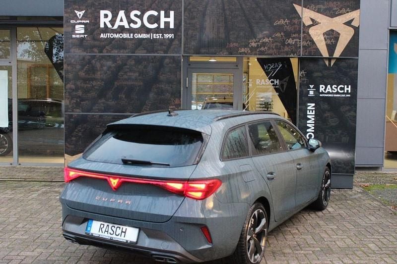 Neu Cupra Leon 150 PS (110 kW) 2025 Blau Limousine