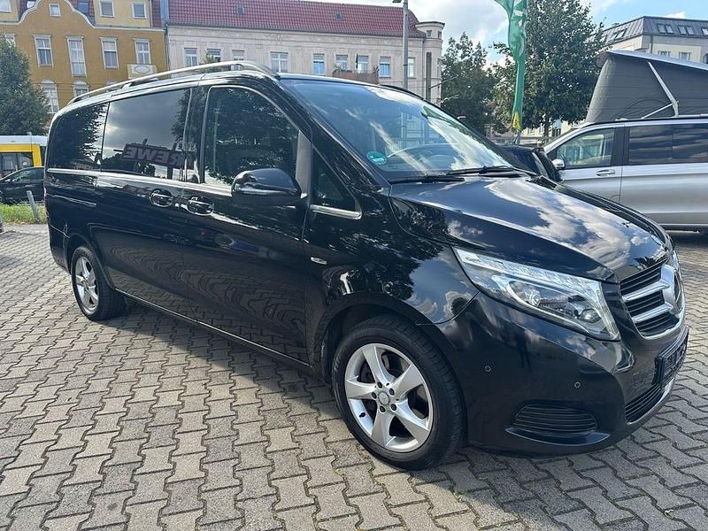 Obsidianschwarz Gebraucht 2018 Mercedes V250 Avantgarde Van / Kleinbus | 26.888 € (Superpreis) - Bild 1/4
