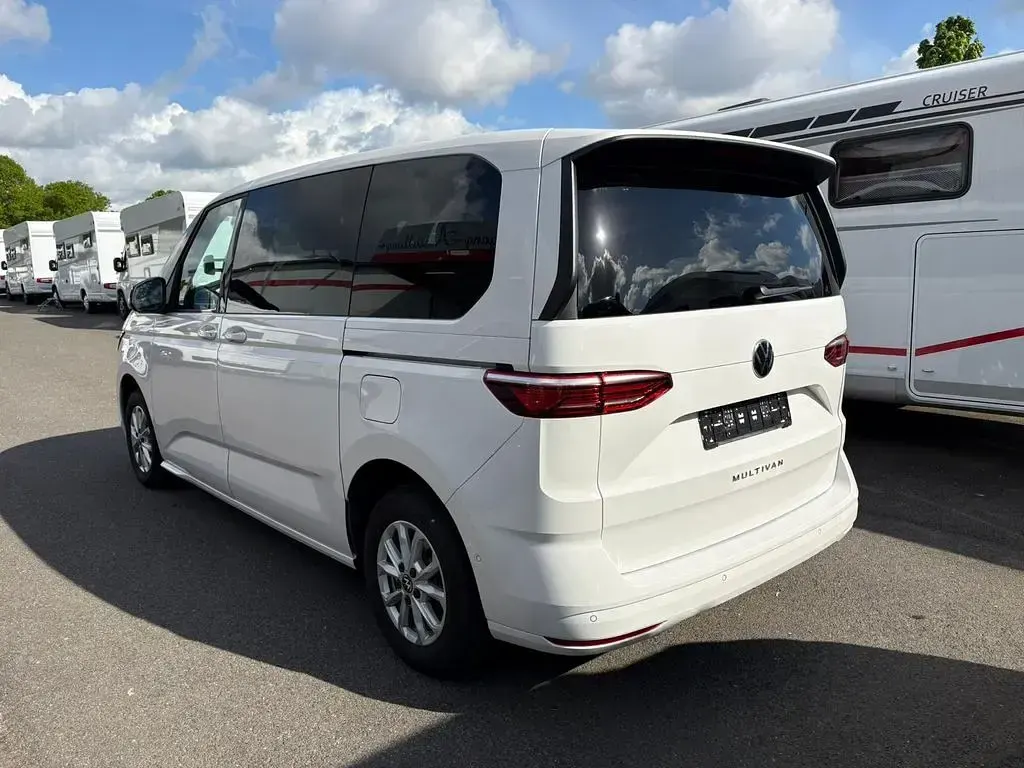 Gebraucht VW Multivan 150 PS (110 kW) 2024 Weiß Van / Kleinbus