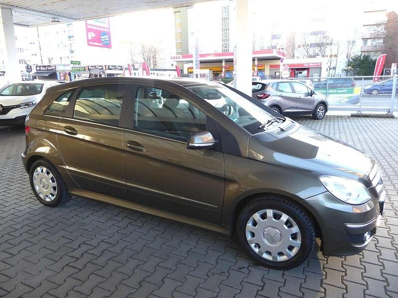 Gebraucht Mercedes B180 116 PS (85 kW) 2011 Braun Van / Kleinbus