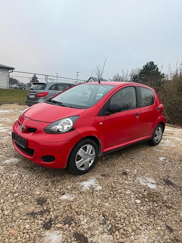 Rot Gebraucht 2009 Toyota Aygo Kleinwagen | 2.799 € (Etwas zu teuer) - Bild 1/4