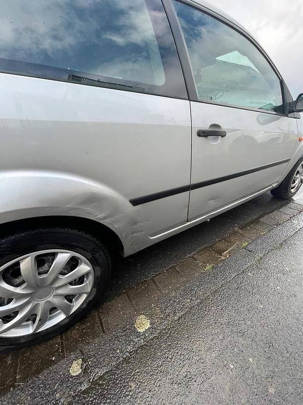 Gebraucht Ford Fiesta 70 PS (51 kW) 2003 Silber Kleinwagen