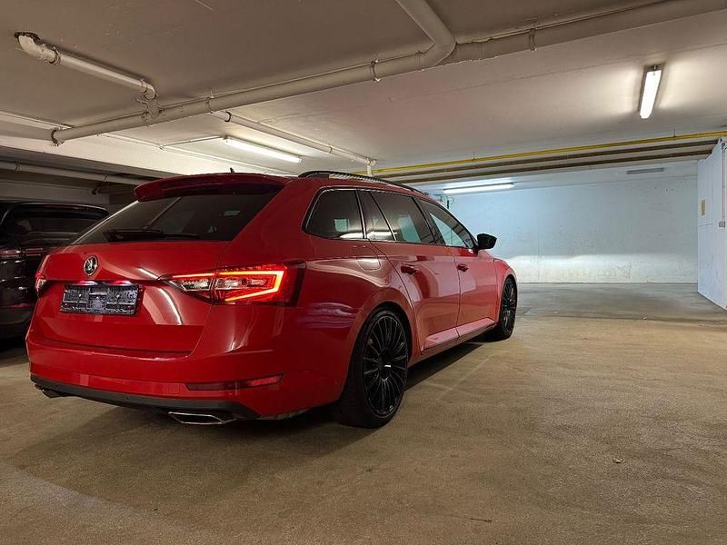 Rot Gebraucht 2017 Skoda Superb SportLine Kombi | 21.050 € (Fairer Preis) - Bild 1/4