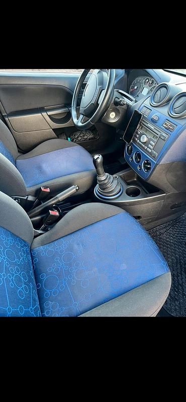 Gebraucht Ford Fiesta 80 PS (58 kW) 2008 Silber Kleinwagen