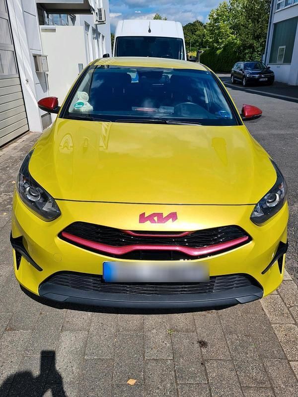 Gelb Gebraucht 2022 Kia Ceed Limousine | 19.500 € (Fairer Preis) - Bild 1/4
