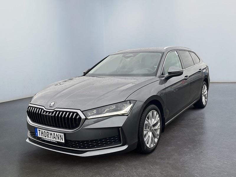 Neu Skoda Superb Selection 193 PS (141 kW) 2025 Graphitegrau Kombi
