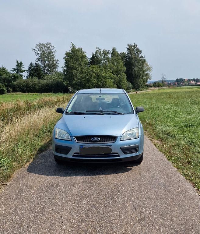 Blau Gebraucht 2005 Ford Focus Ambiente Limousine | 1.150 € (Fairer Preis) - Bild 1/4