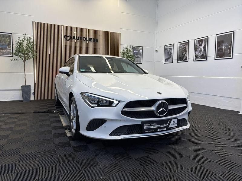 Weiß Gebraucht 2020 Mercedes CLA200 Shooting Brake Kombi | 22.490 € (Superpreis) - Bild 1/4