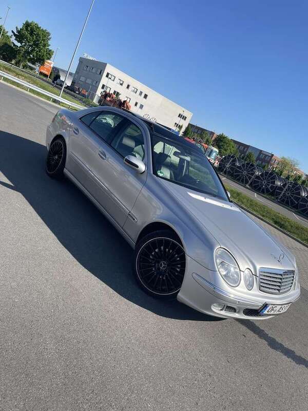 Grau Gebraucht 2004 Mercedes E220 Avantgarde Limousine | 4.499 € (Guter Preis) - Bild 1/4
