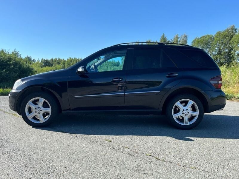 Schwarz Gebraucht 2006 Mercedes ML420 SUV | 5.900 € (Etwas zu teuer) - Bild 1/4
