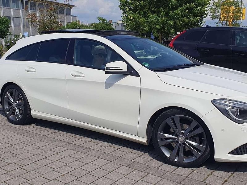Weiß Gebraucht 2016 Mercedes A180 AMG line Limousine | 12.990 € (Etwas zu teuer) - Bild 1/4