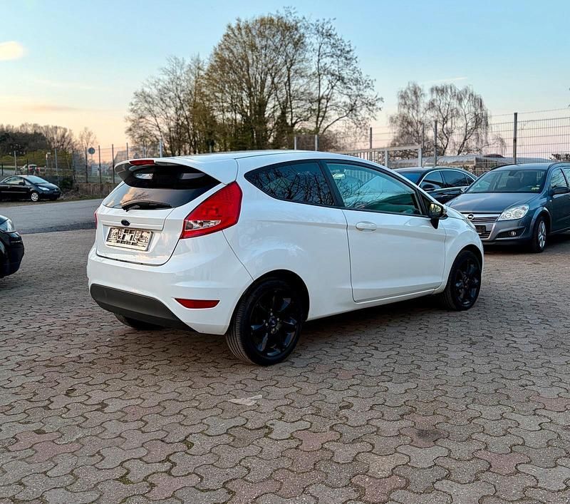 Gebraucht Ford Fiesta 82 PS (60 kW) 2009 Weiß Kleinwagen