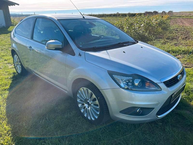 Silber Gebraucht 2009 Ford Focus Titanium Limousine | 3.290 € (Fairer Preis) - Bild 1/4