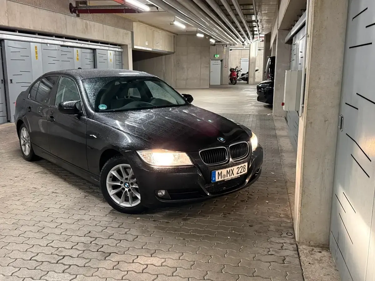 Gebraucht BMW 320 170 PS (125 kW) 2010 Schwarz Limousine
