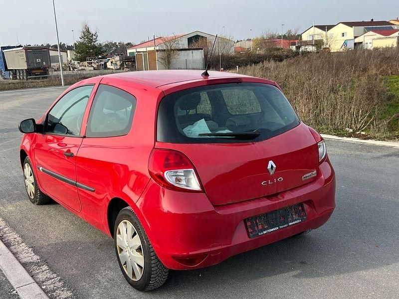 Gebraucht Renault Clio II 75 PS (55 kW) 2010 Rot Limousine