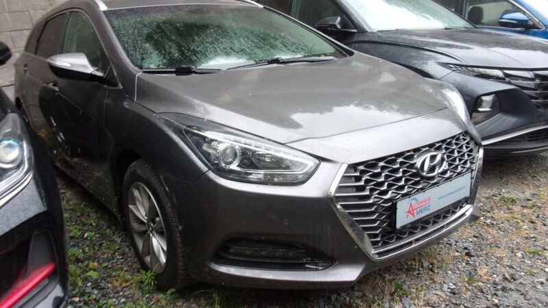 Grau Gebraucht 2019 Hyundai i40 Space Kombi | 15.880 € (Teuer) - Bild 1/4